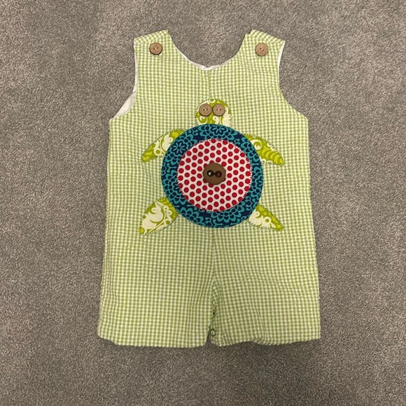 La Jenns Other - Boy Boutique La Jenns Turtle appliquéd JonJon shortall Size 9m Seersucker